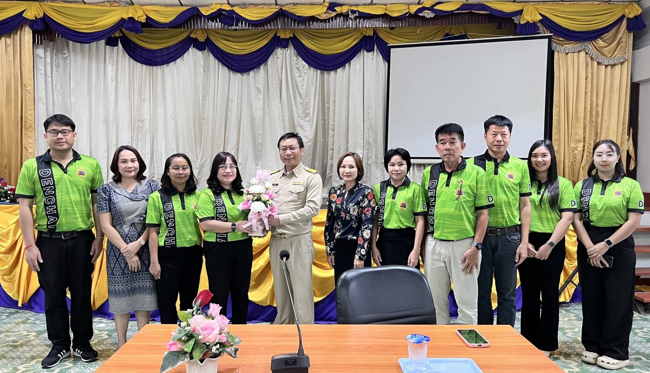 เทศบาลตำบลเด่นชัย ต้อนรับผู้อำนวยการกองคลัง เทศบาลตำบลหนองม่วงไข่ ที่โอนย้ายมาดำรงตำแหน่ง ผู้อำนวยการกองคลัง เทศบาลตำบลเด่นชัย