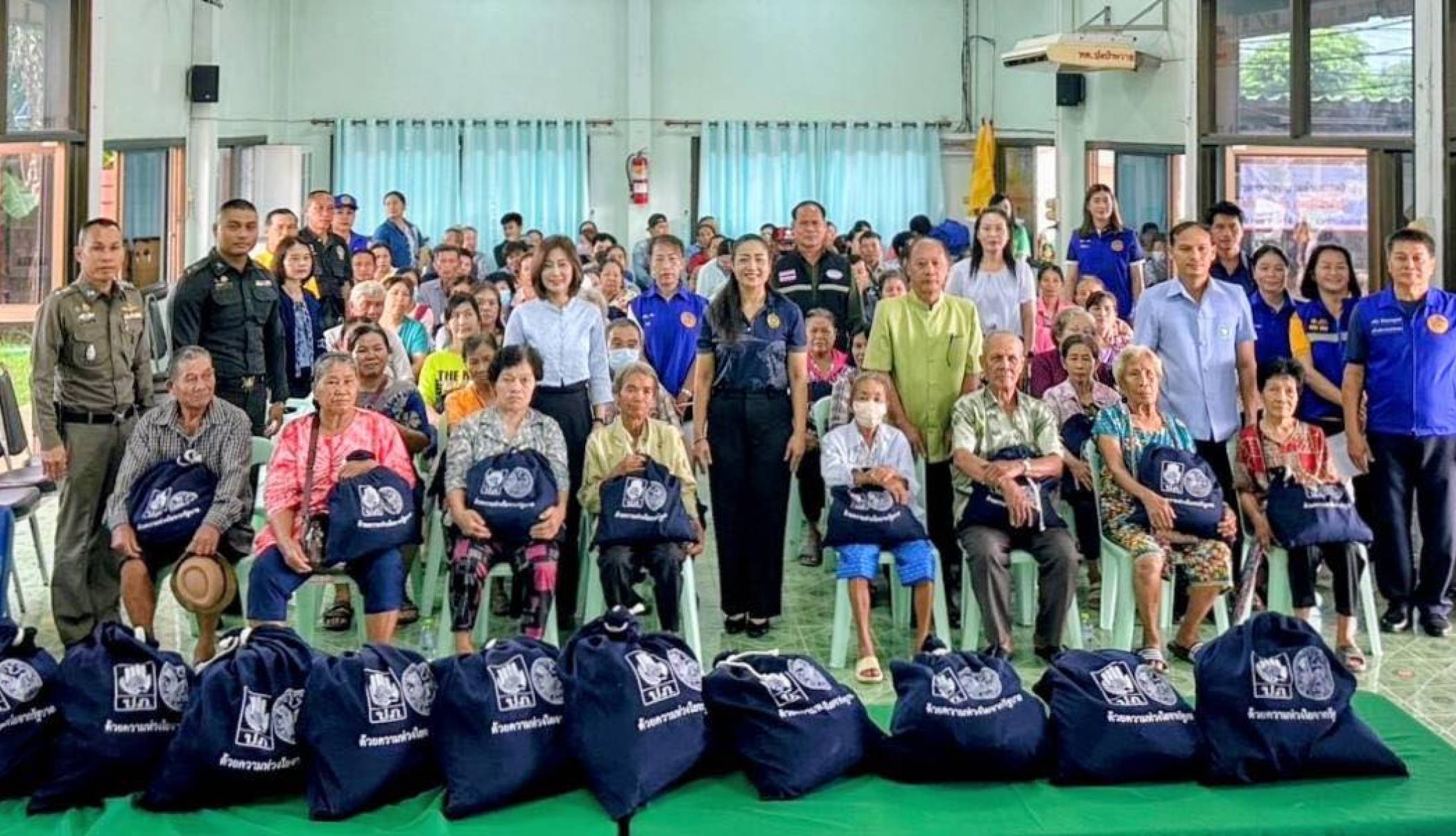เทศบาลตำบลเด่นชัย โดยรองนายกเทศมนตรีตำบลเด่นชัย ร่วมพิธีมอบถุงยังชีพของกรมป้องกันและบรรเทาสาธารณภัยให้แก่ผู้ประสบอุทกภัยในพื้นที่อำเภอเด่นชัย
