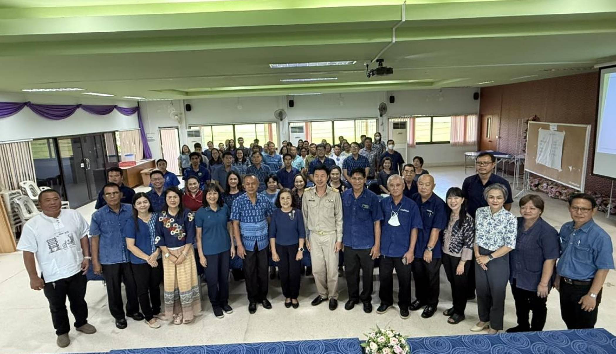 เทศบาลตำบลเด่นชัย ร่วมเดินทางมาส่ง นายกิตชัย สุทธเขตต์ ผู้อำนวยการกองการศึกษา เทศบาลตำบลเด่นชัย ที่โอนย้ายไปดำรงตำแหน่ง รองปลัดเทศบาลตำบลป่าแมต